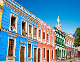 20 Maisons Colorees Reperees Dans Le Monde Elle Decoration Maisons Colorees Bogota Colombie