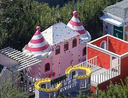 Das house of small wonder in mitte ist der ableger eines gleichnamigen new yorker cafes und ein gemütlicher ort mit spannenden spezialitäten. Kim Kardashian S House Take A Trip To Her Children S Mini Town Now Film Daily
