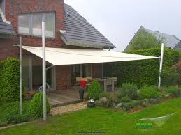 Sonnensegel In Manuell Aufrollbar Uber Einer Terrasse Als Grossflachiger Regen Und Sonnenschutz Haus Und Garten Terrasse Gestalten Sonnensegel