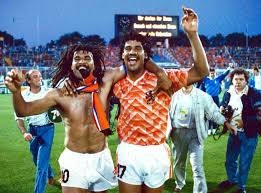 Aan het design van het voetbalshirt van destijds heeft copa een moderne twist gegeven. Geen Haat Meer Op De Plek Die In 1988 Van Oranje Was Het Parool