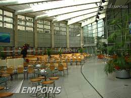 During breaks and after work you can take advantage of the exclusive fine dining options the restaurant offers, use europe's highest gym in the main tower or immerse yourself directly in the vibrant atmosphere of the city whenever you feel like it. View Of The Cafeteria Commerzbank Tower Frankfurt Am Main Image 561181 Images Emporis