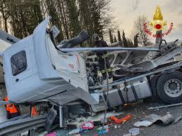 Tragedia nella prima mattinata di oggi lungo l'autostrada a1, intorno alle 6.30, vicino all'area di servizio di badia al pino, nel comune di civitella in valdichiana (arezzo). Si Ribalta Un Autocisterna In A1 Tra Il Valdarno E Arezzo Code Direzione Sud Arezzoweb Informa