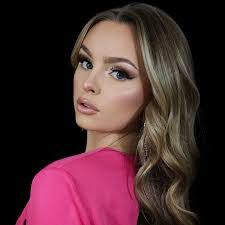 Emily Kinsey's Instagram, Twitter & Facebook