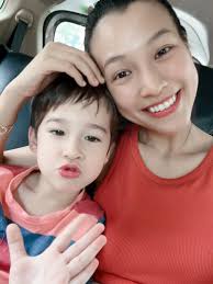 Chồng cũ mỗi tháng đều qua nhà Á hậu Hoàng Oanh ngủ, tới mức người đẹp phải  hỏi: Sao lì vậy?