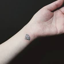 Một điều không thể phủ nhật nếu một hình xăm trắng đen nghệ thuật đơn giản thôi là chưa đủ, nó còn phải là sự kết hợp sinh động với một số chi tiết khác như kim cương, tinh tế một chút thì kết hợp với đồ trang. Nhá»¯ng Hinh XÄƒm Cá»• Tay Cháº¥t Phat Ngáº¥t Cá»§a Cac Co Nang Ca Tinh