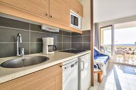 Dérivée du mot anglais « kitchen » qui veut dire « cuisine », la kitchenette est généralement une mini cuisine pouvant être aménagée de façon à donner accès à une autre pièce. Appartement Dans Un Village Vacances A Bourgenay En Vendee