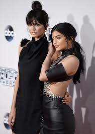 Seriously — just a quick scroll through jenner's many, many selfies and you might think that they were photographed by someone specifically. Kendall Und Kylie Jenner Wird Erneut Kulturelle Aneignung Vorgeworfen Monopol
