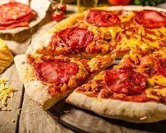 Pizza Au Chorizo Poivron Et Tomate A Ma Facon Recette Pizza Chorizo Recettes De Cuisine Chorizo