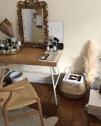 Ikea Schreibtisch Querlenkerstuhl Syroco Spiegel Und Pampasgras Ikeas Ikea Schreibtisch Einrichtungsideen Wohnzimmer Modern Einrichtungsideen Wohnzimmer Holz