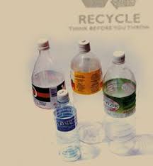 Zaidah sedang memilih barang yang boleh dikitar semula di tempat pembuangan sampah. Kitar Semula Recycle Smk Penghulu Saat