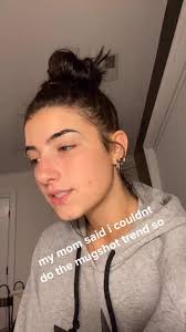Charli D Amelio Charlidamelio On Tiktok Greenscreen In 2020 Charlie Video Mug Shots Beautiful Girl Image