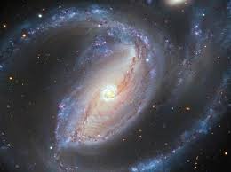A unos 60 millones de años luz de la tierra, la gran galaxia espiral barrada, ngc 1365, está bellamente capturada en esta imagen por el telescopio espacial hubble de la nasa/esa. Alma Pesa Agujero Negro Supermasivo De Una Galaxia Espiral Alma