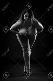 Junge Nackt Schönen Kaukasischen Und Größe Modell, Xxl Frau Auf Schwarzem  Hintergrund Studio, Schönheit Weiblichen Nackten Körper Mit Der Großen  Brust, Schwarz-weiß Foto Lizenzfreie Fotos, Bilder und Stock Fotografie.  Image 63395870.