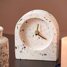 terazzo tafelklok diverse kleuren h 12 x b 10 5 x d 3 cm terazzo tafelklok diverse kleuren h 12 x b 10 5 x d 3 cm horloge horloges table blanche