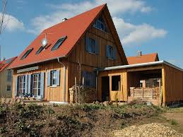 Einfamilienhaus Holzhaus Satteldach Garage Mit Schleppdach Fensterladen Dachfen In 2020 Outside House Colors House Styles House