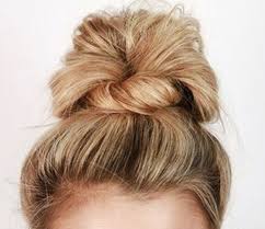 Pour de nombreuses femmes, le chignon compte parmi les coiffures incontournables mais souvent synonymes de complexité. Comment Faire Un Beau Chignon Le Guide Complet Coiffure Chignon Haut Chignon Facile Comment Faire Un Chignon