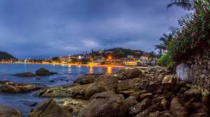 Besondere genüsse hält santa catarina auch für unternehmungslustige bereit. Foto Brasilien Bombinhas Santa Catarina Abend Kuste Steine 2560x1440