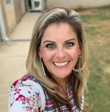 Hey newbiessss! I'm Emily, you'll see me a lot around hereee😉 Who's still  in the summer holidays? And how are you finding it? Might do another cheeky  snack shop surprise ❤️