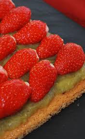 Recette Tarte Gariguettes Sur Sable Breton Et Compotee De Rhubarbe Epicee 750g Recette Alimentation Rhubarbe Tarte Aux Fraises