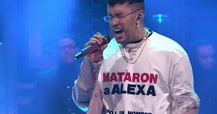 Bad bunny wants people to stop being ignorantes. the puerto rican trap artist (né benito martínez ocasio) made a fierce statement on the tonight show on the tonight show, the mia songster also revealed the tracklist and announced the friday night release of his album yo hago lo que me da. Bad Bunny Calls Attention To Killing Of Transgender Woman In Tonight Show Performance Cbs News