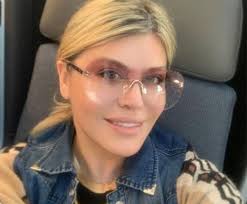 Loredana groza, despre operațiile estetice vedeta arată impecabil la cei 50 de ani, iar mărturie stau postările sexy, uneori îndrăznețe, pe care artista le publică pe internet. Loredana Groza A Vorbit Despre IntervenÈ›iile Estetice Secretul FumuseÈ›ii Nu StÄƒ In OperaÈ›ii Click Mobile