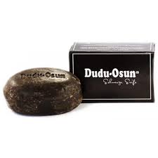 Zwarte zeep is een handgemaakte zeep, bekend om zijn zachte eigenschappen en het verzachten van huidaandoeningen, die al eeuwen gebruikt het wordt gebruikt op het gezicht, het lichaam en het haar. Dudu Osun Zwarte Zeep Classic Biobiobyanna