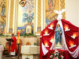 С 14 века праздником троицы (trinity sunday) в католической церкви стало называться первое воскресенье после пятидесятницы, в отличие от православной традиции, где празднование пятидесятницы (сошествия святого духа) и дня святой троицы совмещено. Katoliki Otmechayut Pyatidesyatnicu Chto Eto Za Prazdnik Fakti