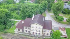 Miejscowość zamieszkuje około 19 680 osób, natomiast jego bieruń umiejscowiony jest w bezpośrednim sąsiedztwie aglomeracji śląskiej. Bierun Nowy Dworzec Pkp Ul Ofiar Oswiecimia Maj 2018 Youtube