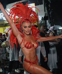 Juliana Paes festeja retorno à Sapucaí