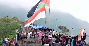 Gunung yang indah, disini kita dimanjakan dengan pemandangan alam yang masih asri dan juga bisa berendam air panas juga. Gunung Galunggung Arsip Wartatasik Com