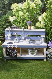 Fruh Ubt Sich Wer Kuchenmeister Werden Will Mit Einer Outdoor Kuche Fur Kinder Kann Draussen Im Garten Gematscht Sandkuchen Kuche Selber Bauen Palette Kinder