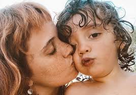 A cantora e o músico continuavam a frequentar a casa um do outro e eram aplaudidos pelos fãs pela cumplicidade que mantinham em prol dos três filhos em comum. O Verao De Carolina Deslandes E Diogo Clemente Com Os Filhos Flashes Flash