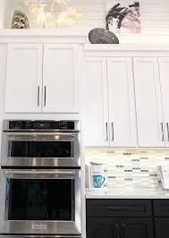 Straight Lines Above And Below Kitchen Cabinet Crown Molding Crown Moulding Kitchen Cabinets Kitchen Cabinet Layout