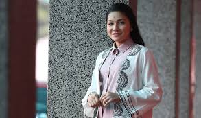 Gambar aishah azman mengenakan pakaian serba putih atas pelamin menimbulkan tanda tanya sudah menemui pengganti bekas tunang. Aishah Berendam Air Mata