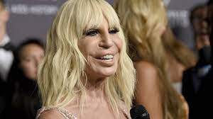 Donatella versace grew up with two major fashion influences: Donatella Versace Ich Bin Extrem Unsicher B Z Berlin