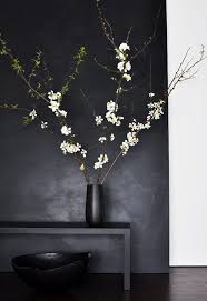 White Apple Blossoms Black Vase Dunkle Innenraume Schwarze Wande Dekor