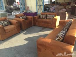 عيش الفخامه كنب كلاسيكي لون جملي مع مخدات منقشه ب الأسود جاهز للتسليم ب أي وقت فقط ب 1900 ريال