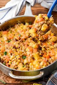 This Cheesy Ground Beef And Potatoes Skillet Is Made In A Single Pan For An Extra Satisfying Wee Ground Beef Recipes Ground Beef And Potatoes Beef And Potatoes