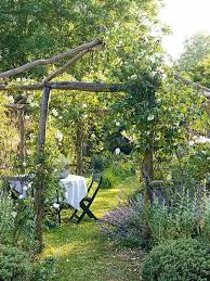 Idee D Une Construction Simple Ds Un Esprit Naturel Pour Creer Un Espace Rustic Gardens Garden Retreat Ideas Cottage Garden