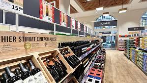 statt der ublichen langsregalierung im discount setzt lidl in der innenstadtfiliale auf quergestellte regale das erhoht die e lidl ladenbau hollywoodschaukel