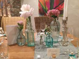 Original Vintage Tischdekoration Mit Flaschen Vasen In Sommerlichem Turkis Www Weddstyle De Tischdekoration Dekoration Vase