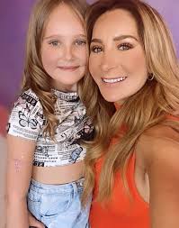 Miranda, la hija menor de Geraldine Bazán, se hace flequillo 2023