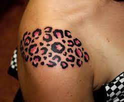 When getting an animal print tattoo, have a clear idea as to what the spots look like. Madchenhaftes Schulter Tattoo Mit Rosa Gepardenmuster Tattooimages Biz