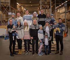 Jakob ingebrigtsen, född 19 september 2000 i sandnes, är en norsk medeldistanslöpare.han tog två guld vid europamästerskapen i friidrott 2018, på 1 500 och 5 000 meter. Team Ingebrigtsen En Helt Usedvanlig Familie