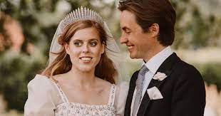 Maybe you would like to learn more about one of these? Silke Wichert Uber Das Hochzeitskleid Von Prinzessin Beatrice Sz Magazin
