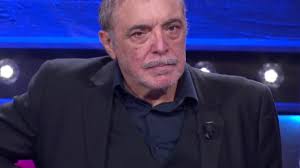 Ritratto non convenzionale di uno dei personaggi più indecifrabili del panorama italiano. Soliti Ignoti Doccia Fredda Per Nino Frassica Che Sdrammatizza Cambio Lanostratv