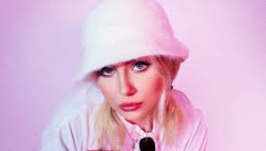 La jeune chanteuse Blondestandard dévoile son morceau "BLUE EYES".