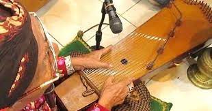 Kata rebab ini sendiri berasal dari bahasa arab yang artinya busur. Lengkap Cara Memainkan Alat Musik Rebab Siter Dan Saron Budaya Nusantara