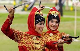Hingga ke hari ini masih terdapat banyak kaum nyonya yang memakai kain sarung. Ciri Khas Pakaian Adat Aceh Untuk Kaum Wanita Dan Pria Travel Link