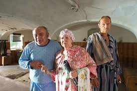 Moratschek Sigi Zimmerschied L Oma Eberhofer Enzi Fuchs Und Franz Vater Eisi Gulp R C 2016 Constantin Film Verleih Gm Constantin Film Filme Verleih